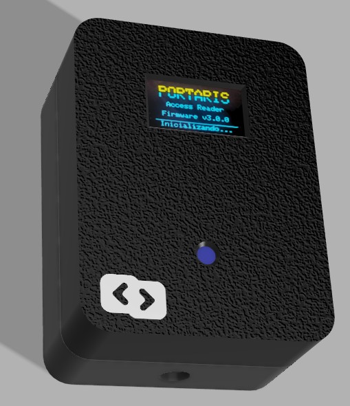 Leitor de controle de acesso Portaris: caixa preta com visor OLED exibindo o firmware, LED de status azul e área de leitura RFID marcada pelo símbolo da DevPlus